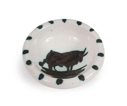 Pablo PICASSO (1881-1973) & MADOURA Bull, circa 1952
Round ashtray turned in white...