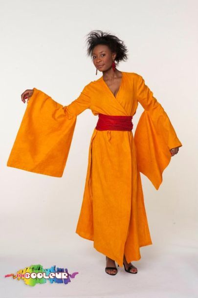 null Kimono en lin couleur safran avec ceinture en voile de coton. Création de la...