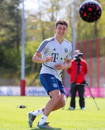 BENJAMIN PAVARD Benjamin PAVARD offre un maillot dédicacé du Bayen de Munich