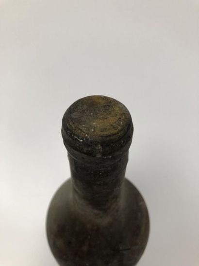 CHÂTEAU D'YQUEM 

One bottle, 1925.

Sauternes premier cru supérieur.

Mid-shoulder/lower...