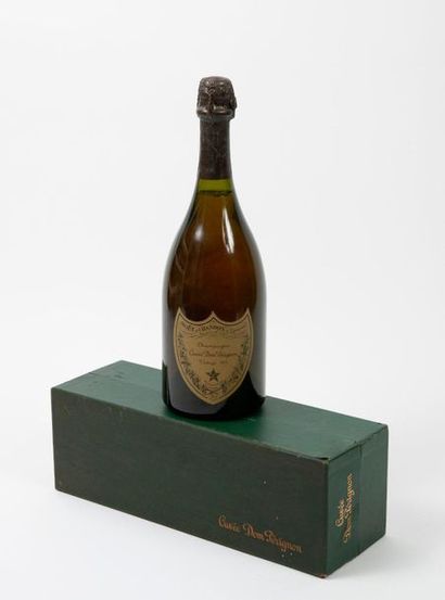 MOET ET CHANDON Cuvée DOM PERIGNON 

A Vintage bottle, 1975. 

Mid-shoulder level....