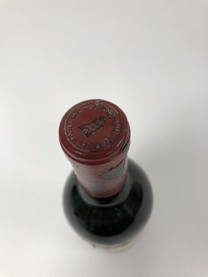 CHÂTEAU LATOUR 

Une bouteille, 1973.

Niveau haute-épaule. 

Etiquette tachée. Petites...
