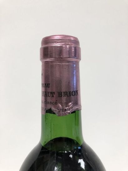 CHÂTEAU LA MISSION HAUT-BRION 

Une bouteille, 1982.

Niveau bas goulot.

Etiquette...