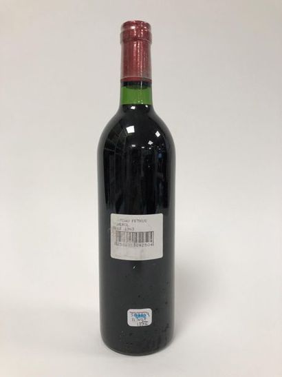 PETRUS 

Une bouteille, 1983. 

Niveau bas goulot. 

Etiquette légèrement tachée,...