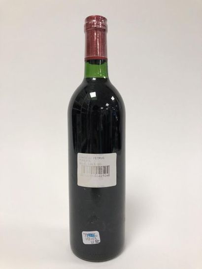 PETRUS 

Une bouteille, 1983. 

Niveau bas goulot. 

Etiquette légèrement tachée,...