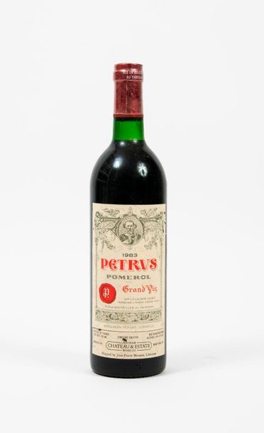 PETRUS 

Une bouteille, 1983. 

Niveau bas goulot. 

Etiquette légèrement tachée,...