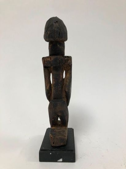 null MALI, Dogon

Standing statue.

Made of wood, arms glued to the body, surrounding...