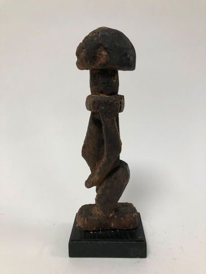 null MALI, Dogon

Standing statue.

Made of wood, arms glued to the body, surrounding...