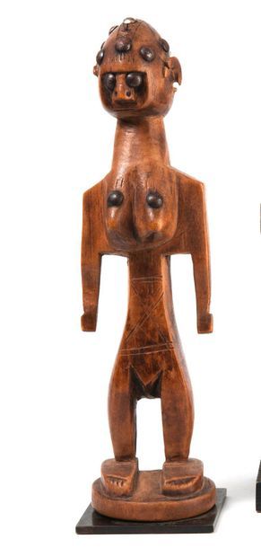 null MALI, Bambara

Female statue. 

Wooden statue represented standing, arms detached...