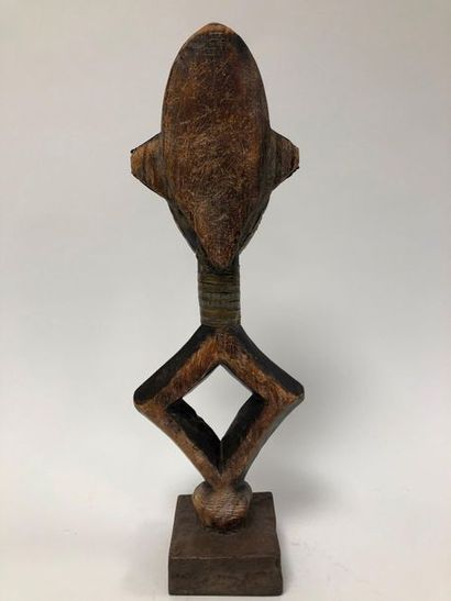 null GABON, Kota

Figure de reliquaire en bois sculpté, visage stylisé surmontant...