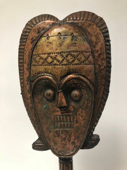 null GABON, Kota 

Figure of a reliquary.

In carved wood covered with copper plate,...