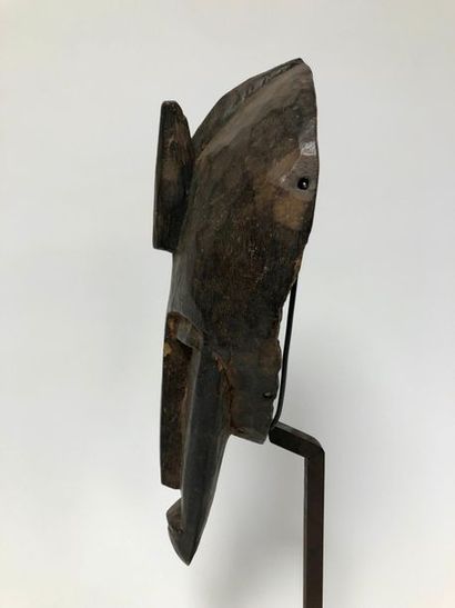 null MALI, Bambara / Malinké

Dance mask.

Made of carved wood with a long face and...