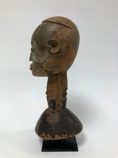 null NIGERIA, Idoma

Top of the crest.

Of wood surmounted by a long neck on which...