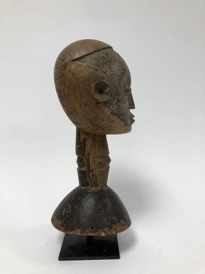 null NIGERIA, Idoma

Top of the crest.

Of wood surmounted by a long neck on which...
