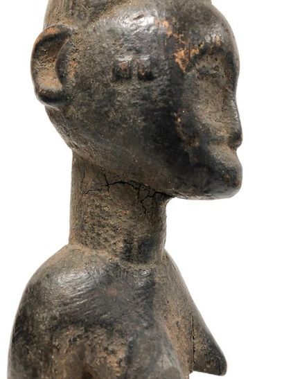 null COTE D'IVOIRE, Agni

Statuette féminine debout.

En bois sculpté, les bras entourant...