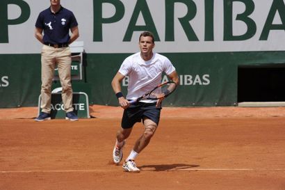 Paul Henri Mathieu One hour of tennis on a FFT court (Roland Garros or National Training...