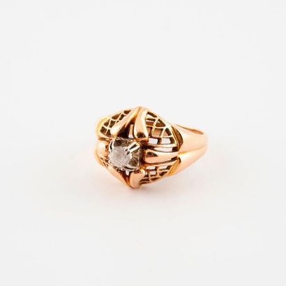 null Yellow gold ring (750) with a châton centered on a facetted white stone in claw...