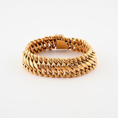 null Bracelet in yellow gold (750) with American mesh. 

Ratchet clasp with eight...