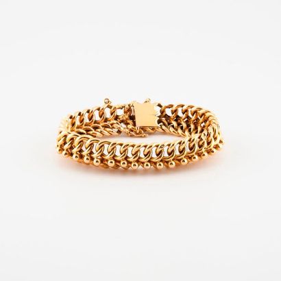null Yellow gold (750) bracelet with interlaced mesh punctuated with gold beads.

Ratchet...