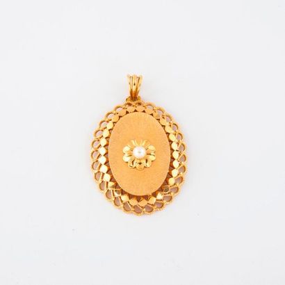 null Yellow gold pendant (750) centered on a small white cultured pearl. 

Gross...