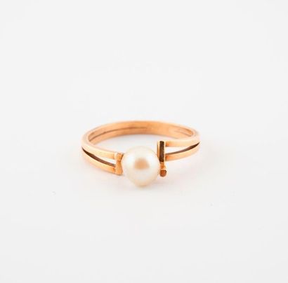 null Double ring ring in yellow gold (750) centered on a white cultured pearl. 

Gross...