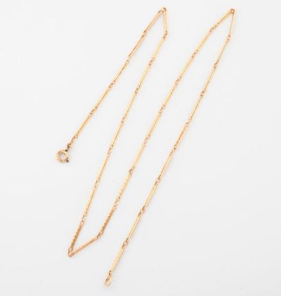 null Neck chain in yellow gold (750) with elongated mesh. 

Spring ring clasp. 

Weight:...