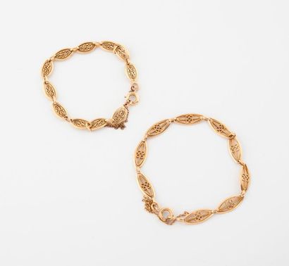 Lot de deux bracelets en or jaune (750) à...