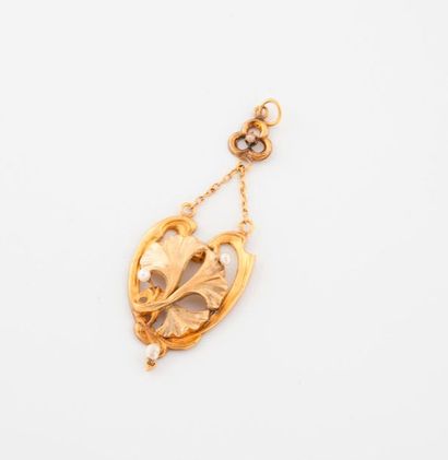 null Yellow gold pendant (750) with a ginko leaf motif punctuated with white pearl...