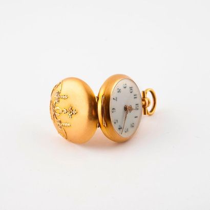 null Petite montre de col en or jaune (750).

Couvercle arrière à décor de rubans...