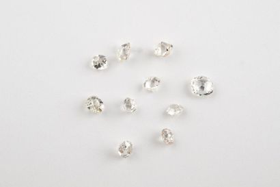 null Lot de 10 diamants taille ancienne sur papier.

Poids total : 1,75 carats.

Egrisures....