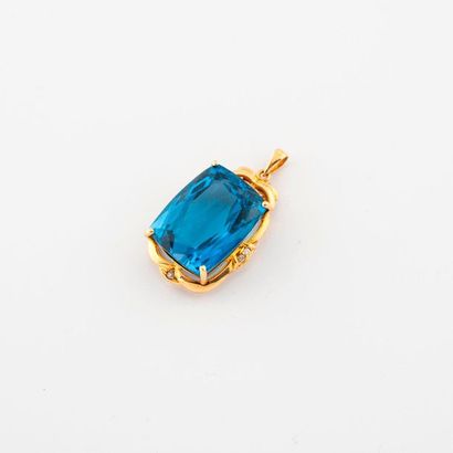 Pendant in yellow gold (750) adorned with...