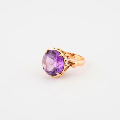 null Yellow gold ring (750) with a round raised bezel and openworked centered with...