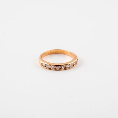 null American half wedding band in yellow gold (750) adorned with a line of brilliant-cut...