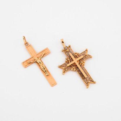 null Set of two yellow gold cross pendants (750). 

Total weight: 11.3 g.