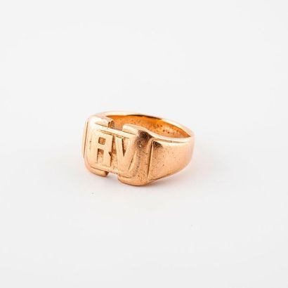 null Yellow gold signet ring (750) with figures. 

Weight : 16,2 g. - Finger size...