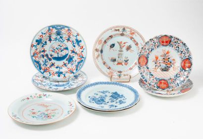CHINE, Compagnie des Indes, XIXème siècle 

Ensemble de huit assiettes en porcelaine

-...