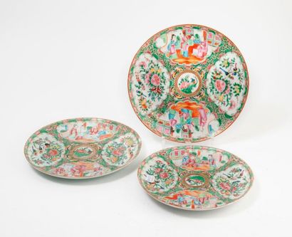 Chine, Canton, XIXème siècle 

Trois assiettes en porcelaine à décor d'émaux polychromes...