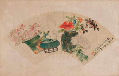 CHINE, Fin du XIXème ou début du XXème siècle 

Vases et coupe fleuris. 

Feuille...