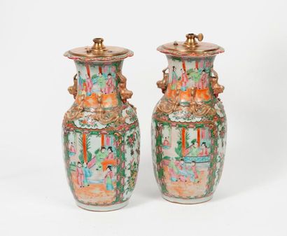 CHINE, Canton, fin du XIXème - début du XXème siècle 

Deux vases en balustres, pouvant...