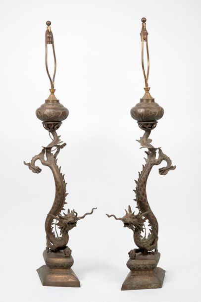 Chine, fin du XIXème - début du XXème siècle 

Paire de lampes à pétrole en bronze...