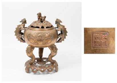 CHINE, début du XXème siècle 

Important brûle-parfum tripode en bronze doré à décor...