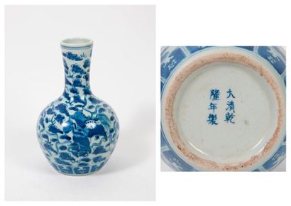 CHINE 

Vase de forme balustre en porcelaine blanche à décor émaillé sous couverte...