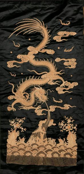 CHINE, premier tiers du XXème siècle 

Richly embroidered and quilted satin panel...