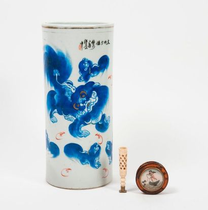 CHINE, XXème siècle 

Vase rouleau en porcelaine blanche à décor en bleu, rouge,...