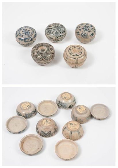 ASIE, Annam (?) 

Cinq boîtes circulaires couvertes en céramique à décors en bleu...