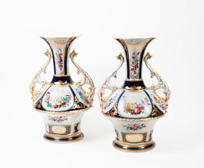 PARIS, seconde moitié du XIXème siècle 

Paire de vases en porcelaine à panses renflées...