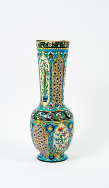 BORDEAUX, Manufacture de Jules Vieillard, fin du XIXème siècle 

Vase cornet en faïence...