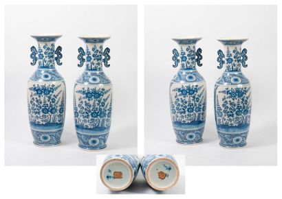 DELFT 

Paire de vases balustres à col évasé en faïence émaillée blanche à décor...