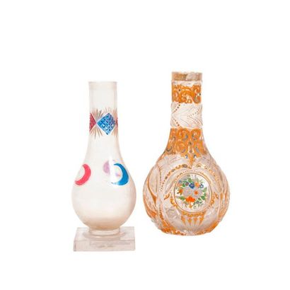 BOHEME pour le marché Ottoman 

Deux vases de narghilé en verre incolore :

- un...