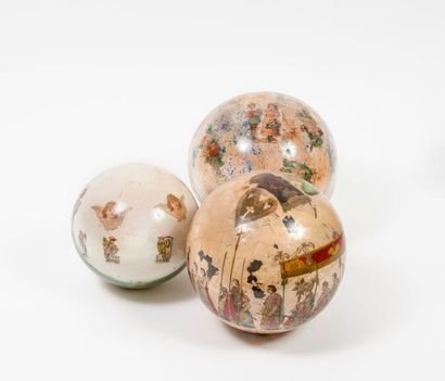 null Set of three glass wig balls, without bases, decorated in arte povera with coloured...